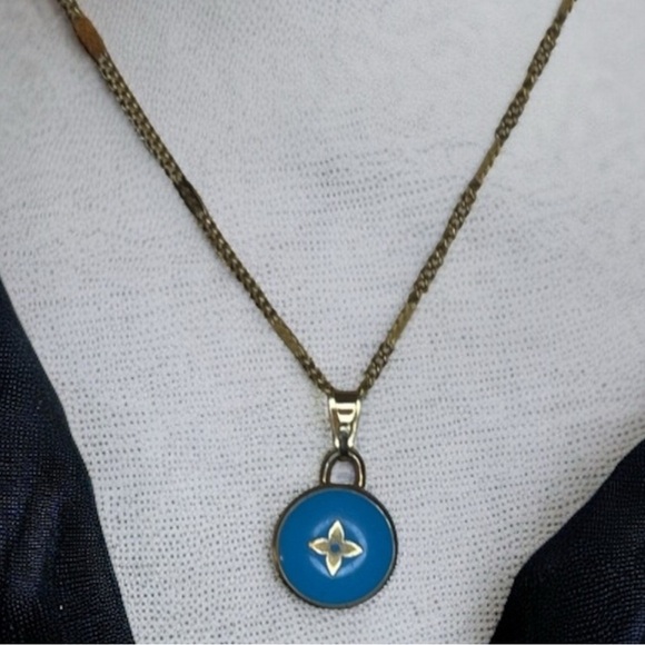 Blue Louis Vuitton charm with necklace (authentic) - Picture 4 of 8